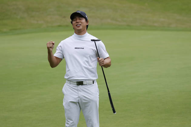 October 25, 2026, Cheonan, Chungnam, SOUTH KOREA: Oct 25, 2026-Cheonan, South Korea-Yuto KATSURAGAWA of Japan win ceremony after final round on 18th Green during a DP World Tour Genesis Championship Final Round at Woo Jeong Hills CC in Cheonan, South Korea. Cheonan SOUTH KOREA - ZUMAr168 20261025_aap_r168_060 Copyright: xRyuxSeung-Ilx