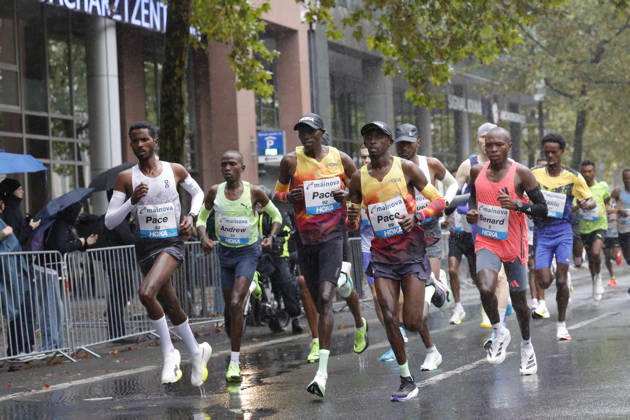 25.10.2026 Leichtathletik 43. Mainova Frankfurt Marathon Start M 8 Benard Frankfurt Main Hessen Deutschland