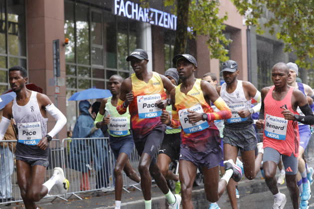 25.10.2026 Leichtathletik 43. Mainova Frankfurt Marathon Start M 8 Benard Frankfurt Main Hessen Deutschland