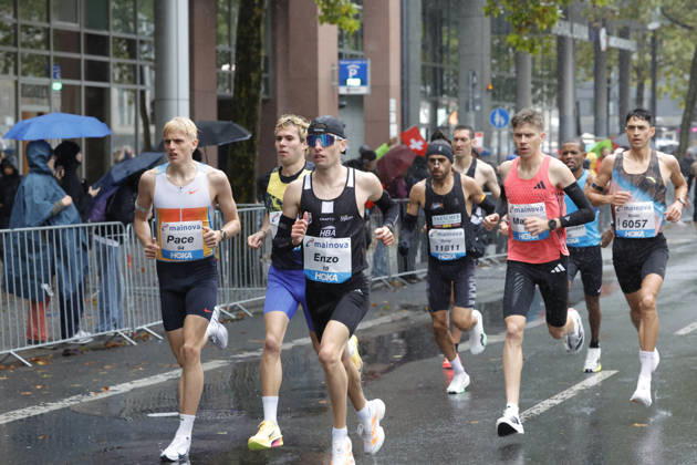 25.10.2026 Leichtathletik 43. Mainova Frankfurt Marathon Start M19 Enzo Frankfurt Main Hessen Deutschland