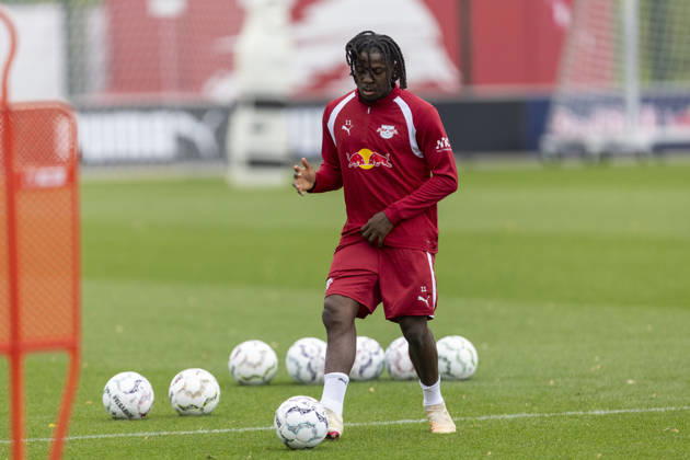 GER, Leipzig, Fussball, oeffentliches Training RB Leipzig im Bild v.l.: Johan Bakayoko (RB Leipzig 11), Aktion mit Ball 25.10.2026, RB Leipzig Training Akademie Cottaweg Leipzig DFL DFB REGULATIONS PROHIBIT ANY USE OF PHOTOGRAPHS AS IMAGE SEQUENCES AND OR QUASI-VIDEO, Copyright: HMBxMedia PaulxFritz
