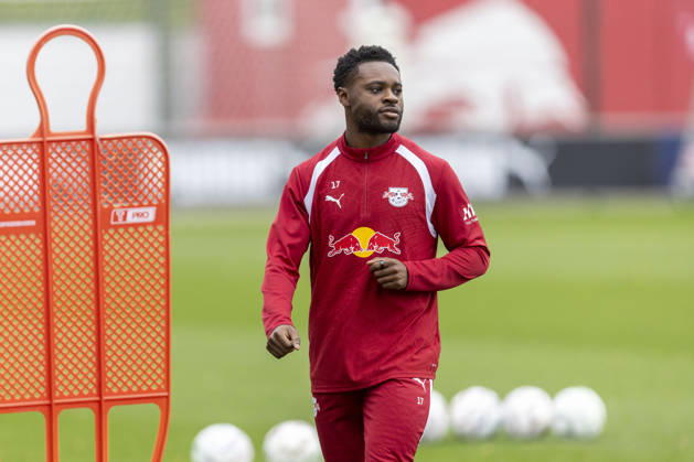 GER, Leipzig, Fussball, oeffentliches Training RB Leipzig im Bild v.l.: Ridle Baku (RB Leipzig 17), 25.10.2026, RB Leipzig Training Akademie Cottaweg Leipzig DFL DFB REGULATIONS PROHIBIT ANY USE OF PHOTOGRAPHS AS IMAGE SEQUENCES AND OR QUASI-VIDEO, Copyright: HMBxMedia PaulxFritz