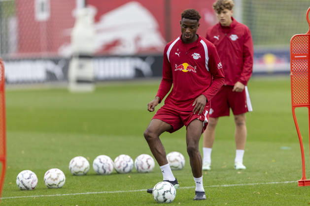 GER, Leipzig, Fussball, oeffentliches Training RB Leipzig im Bild v.l.: Abdoul Kone (RB Leipzig 02), Aktion mit Ball 25.10.2026, RB Leipzig Training Akademie Cottaweg Leipzig DFL DFB REGULATIONS PROHIBIT ANY USE OF PHOTOGRAPHS AS IMAGE SEQUENCES AND OR QUASI-VIDEO, Copyright: HMBxMedia PaulxFritz