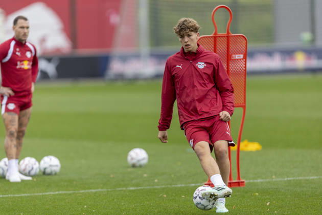 GER, Leipzig, Fussball, oeffentliches Training RB Leipzig im Bild v.l.: Benno Kaltefleiter (RB Leipzig 37), Aktion mit Ball 25.10.2026, RB Leipzig Training Akademie Cottaweg Leipzig DFL DFB REGULATIONS PROHIBIT ANY USE OF PHOTOGRAPHS AS IMAGE SEQUENCES AND OR QUASI-VIDEO, Copyright: HMBxMedia PaulxFritz