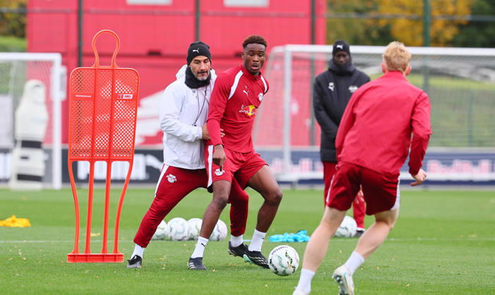 RB Leipzig Training Bundesliga Leipzig, 25.10.2026, RBL Akademie Trainingszentrum, Fussball, Bundesliga , RB Leipzig - Training , Im Bild v.l.: Co-Trainer Jan Zimmermann (RB Leipzig)und Abdoul Kone ( 2, RB Leipzig) ,