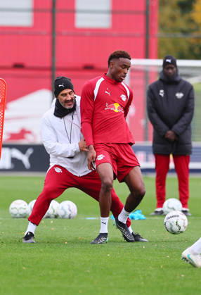 RB Leipzig Training Bundesliga Leipzig, 25.10.2026, RBL Akademie Trainingszentrum, Fussball, Bundesliga , RB Leipzig - Training , Im Bild v.l.: Co-Trainer Jan Zimmermann (RB Leipzig)und Abdoul Kone ( 2, RB Leipzig) ,