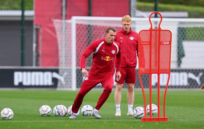 RB Leipzig Training Bundesliga Leipzig, 25.10.2026, RBL Akademie Trainingszentrum, Fussball, Bundesliga , RB Leipzig - Training , Im Bild v.l.: Lukas Klostermann (16, RB Leipzig) und Nicolas Seiwald (13, RB Leipzig) ,