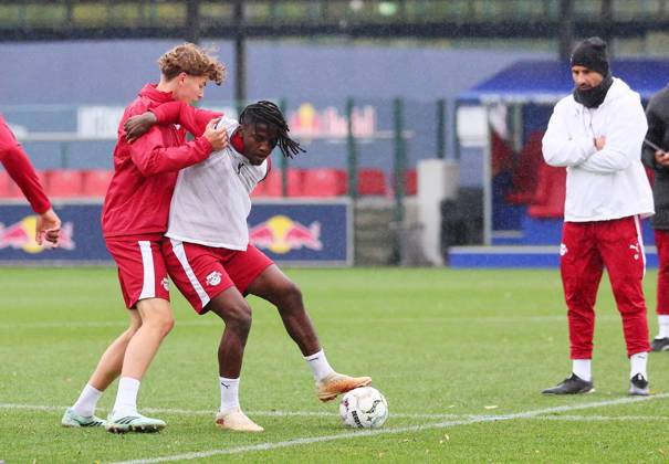 RB Leipzig Training Bundesliga Leipzig, 25.10.2026, RBL Akademie Trainingszentrum, Fussball, Bundesliga , RB Leipzig - Training , Im Bild: Johan Bakayoko ( re., 11, RB Leipzig) wird von Benno Kaltefleiter (37, RB Leipzig) attackiert ,
