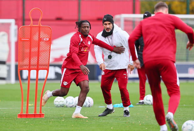 RB Leipzig Training Bundesliga Leipzig, 25.10.2026, RBL Akademie Trainingszentrum, Fussball, Bundesliga , RB Leipzig - Training , Im Bild v.l.: Johan Bakayoko ( 11, RB Leipzig)und Co-Trainer Jan Zimmermann (RB Leipzig),