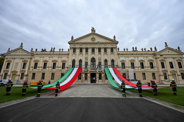 IPA90160931 - Italian Flag Celebration Before the Start of the 40th Venice Marathon in 2026, a marathon race in Venice, Italy, on October 25, 2026  Copyright: xAlessioxMarini IPAxSportx xx IPA90160931 IPA90160931