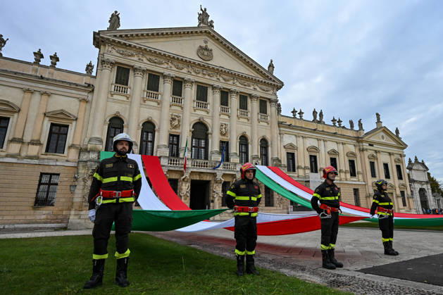 IPA90160944 - Detail of FiremaN: The Italian Flag Celebration Before the Start of the 40th Venice Marathon in 2026, a marathon race in Venice, Italy, on October 25, 2026  Copyright: xAlessioxMarini IPAxSportx xx IPA90160944 IPA90160944