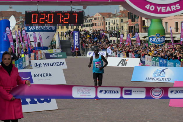 IPA90160985 - Hammington Kimaiyo of Kenya wins the marathon at the 40th Venice Marathon in 2026, a marathon race held in Venice, Italy, on October 25, 2026  Copyright: xAlessioxMarini IPAxSportx xx IPA90160985 IPA90160985
