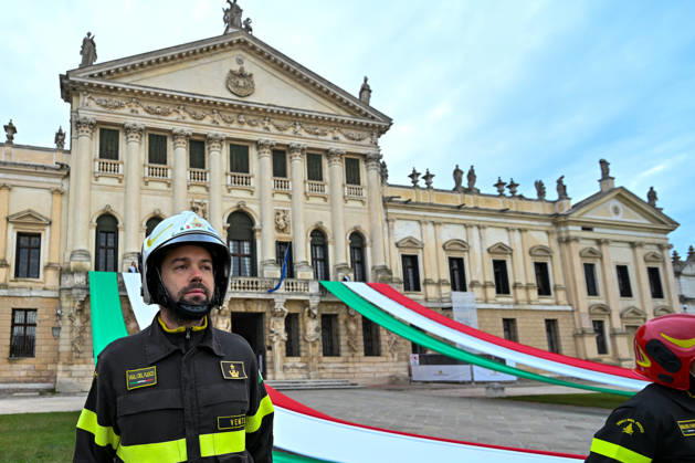 IPA90160976 - Detail of FiremaN: The Italian Flag Celebration Before the Start of the 40th Venice Marathon in 2026, a marathon race in Venice, Italy, on October 25, 2026  Copyright: xAlessioxMarini IPAxSportx xx IPA90160976 IPA90160976