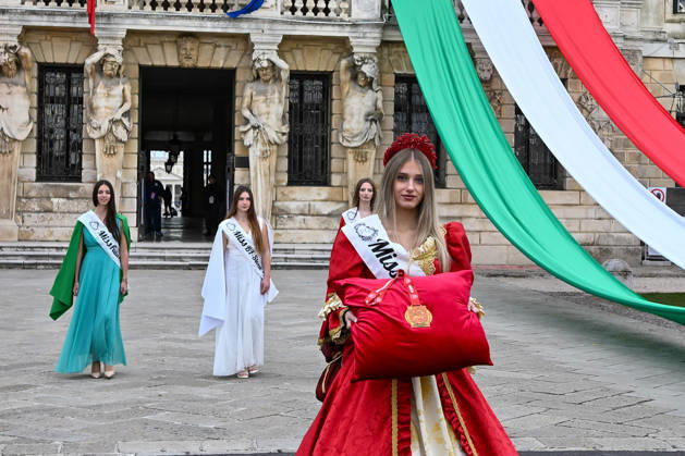 TRACK AND FIELD - Marathon - 40th Venice Marathon 2026 Photo by IPA ABACAPRESS.COM90160981 - Italian Flag Celebration Before the Start of the 40th Venice Marathon in 2026, a marathon race in Venice, Italy, on October 25, 2026 Venice Italy  Copyright: xIPAxSport ABACAx