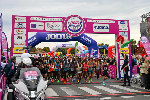 TRACK AND FIELD - Marathon - 40th Venice Marathon 2026 Photo by IPA ABACAPRESS.COM90160936 - The top runner ready to start in the 40th Venice Marathon 2026, a marathon race in Venice, Italy, on October 25, 2026 Venice Italy  Copyright: xIPAxSport ABACAx