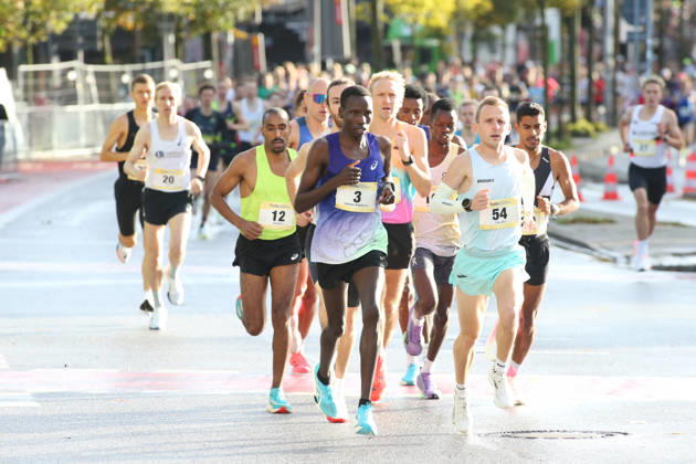 32. Auflage vom Hella Hamburg-Halbmarathon. Fast 21.000 Läuferinnen und Läufer absolvierten am Sonntag die Strecke. Das Spitzenfeld um James KIPKURUI (Nummer 3) auf der Reeperbahn. St. Pauli Hamburg