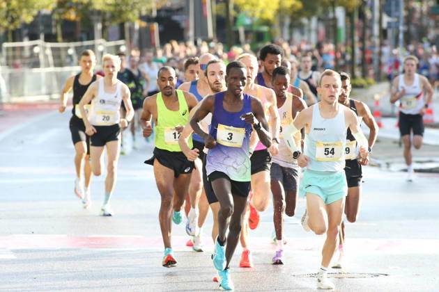 32. Auflage vom Hella Hamburg-Halbmarathon. Fast 21.000 Läuferinnen und Läufer absolvierten am Sonntag die Strecke. Das Spitzenfeld um James KIPKURUI (Nummer 3) auf der Reeperbahn. St. Pauli Hamburg