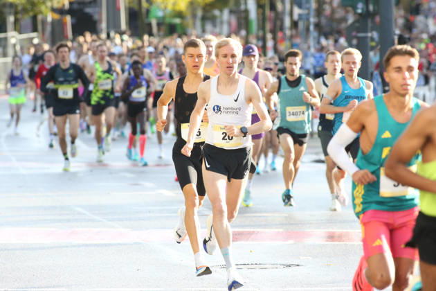 32. Auflage vom Hella Hamburg-Halbmarathon. Fast 21.000 Läuferinnen und Läufer absolvierten am Sonntag die Strecke. Teilnehmer des ersten Startblocks auf der Reeperbahn. St. Pauli Hamburg