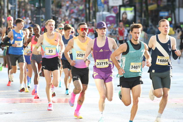 32. Auflage vom Hella Hamburg-Halbmarathon. Fast 21.000 Läuferinnen und Läufer absolvierten am Sonntag die Strecke. Teilnehmer des ersten Startblocks auf der Reeperbahn. St. Pauli Hamburg