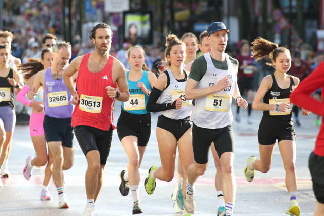 32. Auflage vom Hella Hamburg-Halbmarathon. Fast 21.000 Läuferinnen und Läufer absolvierten am Sonntag die Strecke. Teilnehmer des ersten Startblocks auf der Reeperbahn. St. Pauli Hamburg