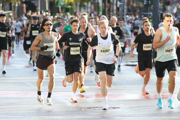 32. Auflage vom Hella Hamburg-Halbmarathon. Fast 21.000 Läuferinnen und Läufer absolvierten am Sonntag die Strecke. Teilnehmer des ersten Startblocks auf der Reeperbahn. St. Pauli Hamburg