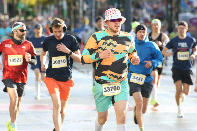 32. Auflage vom Hella Hamburg-Halbmarathon. Fast 21.000 Läuferinnen und Läufer absolvierten am Sonntag die Strecke. Teilnehmer des ersten Startblocks auf der Reeperbahn. St. Pauli Hamburg