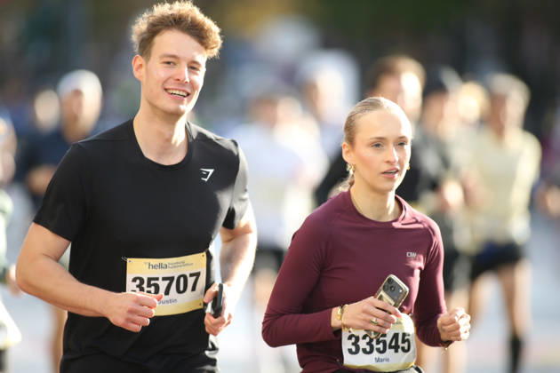 32. Auflage vom Hella Hamburg-Halbmarathon. Fast 21.000 Läuferinnen und Läufer absolvierten am Sonntag die Strecke. Teilnehmer des ersten Startblocks auf der Reeperbahn. St. Pauli Hamburg