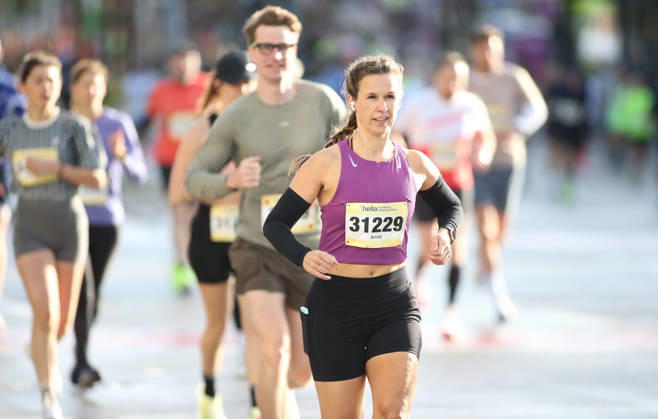 32. Auflage vom Hella Hamburg-Halbmarathon. Fast 21.000 Läuferinnen und Läufer absolvierten am Sonntag die Strecke. Teilnehmer des ersten Startblocks auf der Reeperbahn. St. Pauli Hamburg