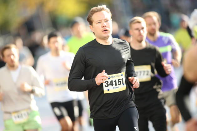 32. Auflage vom Hella Hamburg-Halbmarathon. Fast 21.000 Läuferinnen und Läufer absolvierten am Sonntag die Strecke. Teilnehmer des ersten Startblocks auf der Reeperbahn. St. Pauli Hamburg