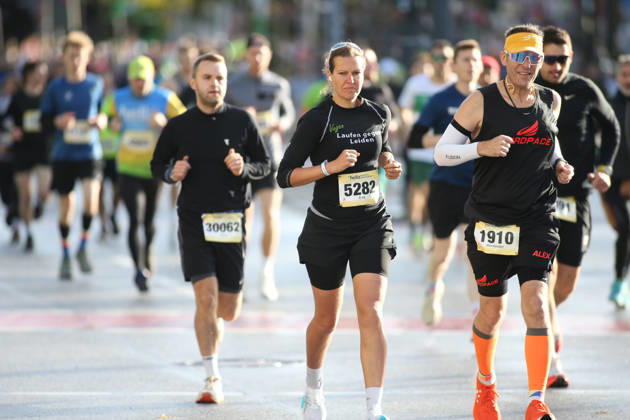 32. Auflage vom Hella Hamburg-Halbmarathon. Fast 21.000 Läuferinnen und Läufer absolvierten am Sonntag die Strecke. Teilnehmer des ersten Startblocks auf der Reeperbahn. St. Pauli Hamburg