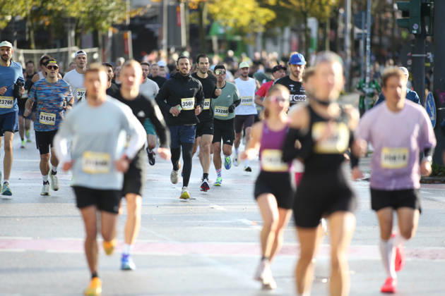 32. Auflage vom Hella Hamburg-Halbmarathon. Fast 21.000 Läuferinnen und Läufer absolvierten am Sonntag die Strecke. Teilnehmer des ersten Startblocks auf der Reeperbahn. St. Pauli Hamburg
