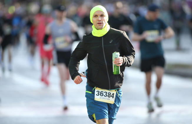 32. Auflage vom Hella Hamburg-Halbmarathon. Fast 21.000 Läuferinnen und Läufer absolvierten am Sonntag die Strecke. Teilnehmer des ersten Startblocks auf der Reeperbahn. St. Pauli Hamburg