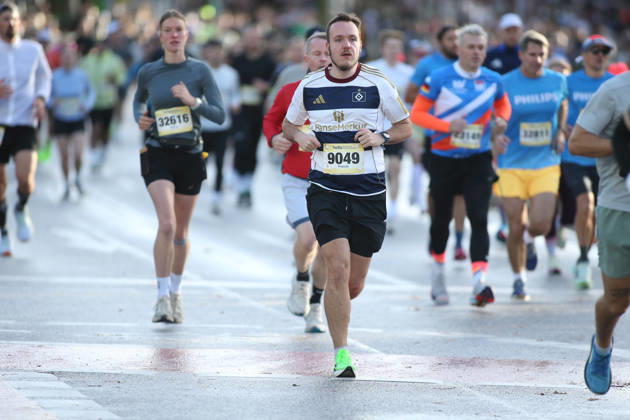32. Auflage vom Hella Hamburg-Halbmarathon. Fast 21.000 Läuferinnen und Läufer absolvierten am Sonntag die Strecke. Teilnehmer des ersten Startblocks auf der Reeperbahn. St. Pauli Hamburg