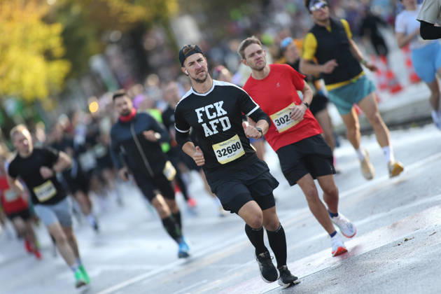 32. Auflage vom Hella Hamburg-Halbmarathon. Fast 21.000 Läuferinnen und Läufer absolvierten am Sonntag die Strecke. Teilnehmer des ersten Startblocks auf der Reeperbahn. St. Pauli Hamburg