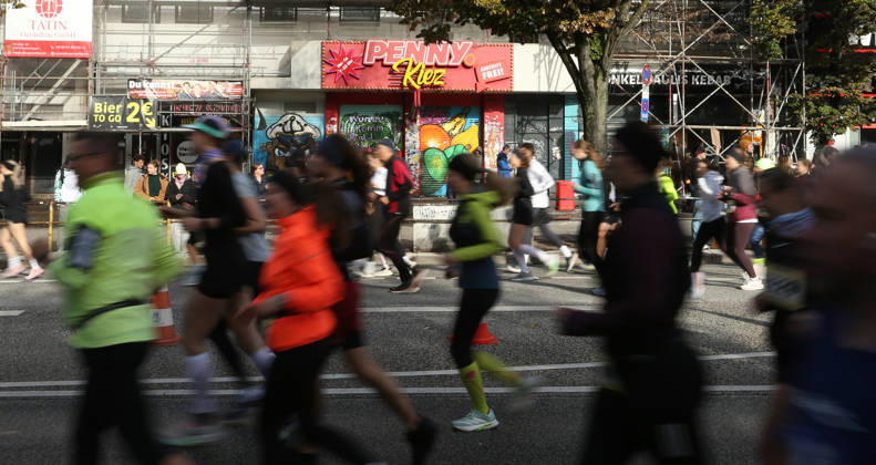 32. Auflage vom Hella Hamburg-Halbmarathon. Fast 21.000 Läuferinnen und Läufer absolvierten am Sonntag die Strecke. Teilnehmer des fünften Startblocks laufen die Reeperbahn entlang. St. Pauli Hamburg