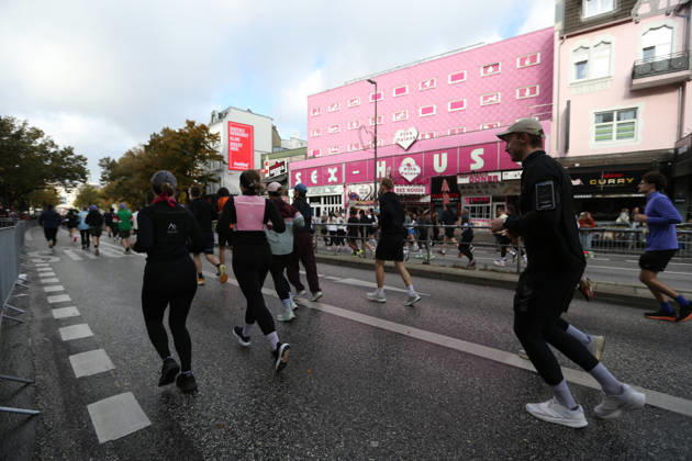 32. Auflage vom Hella Hamburg-Halbmarathon. Fast 21.000 Läuferinnen und Läufer absolvierten am Sonntag die Strecke. Teilnehmer des fünften Startblocks laufen die Reeperbahn entlang. St. Pauli Hamburg