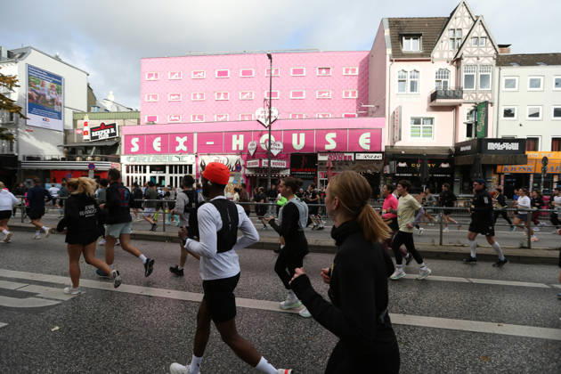 32. Auflage vom Hella Hamburg-Halbmarathon. Fast 21.000 Läuferinnen und Läufer absolvierten am Sonntag die Strecke. Teilnehmer des fünften Startblocks laufen die Reeperbahn entlang. St. Pauli Hamburg