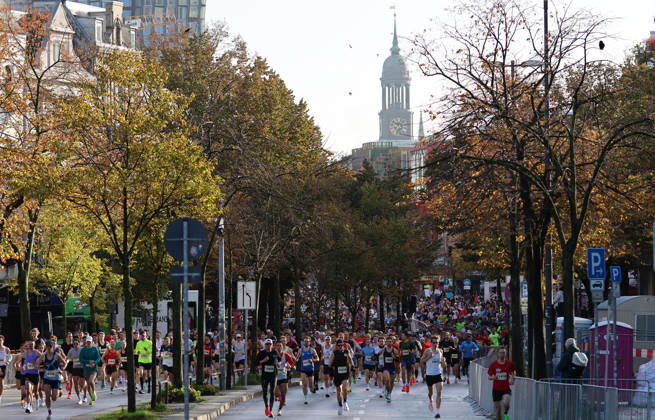 Das Teilnehmerfeld beim 32. Hella Halbmarathon in Hamburg auf der Reeperbahn.