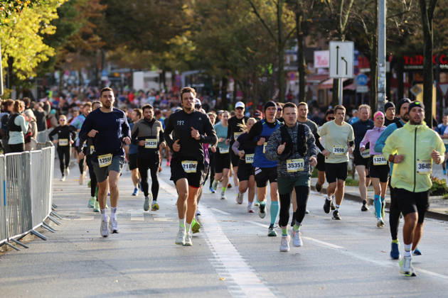 Das Teilnehmerfeld beim 32. Hella Halbmarathon in Hamburg auf der Reeperbahn.