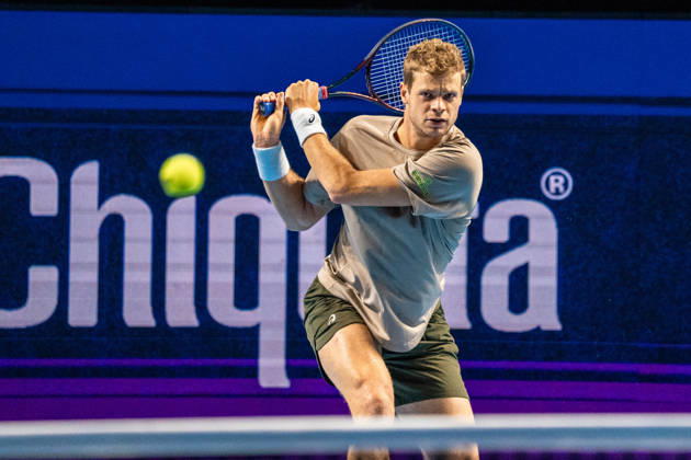 BASEL, SWITZERLAND - OCTOBER 25: Yannick Hanfmann of Germany plays a backhand against Rinky Hijikata of Australia during the Swiss Indoors Basel Day 2 at St. Jakobshalle on October 25, 2026 in Basel, Switzerland. Copyright: xJustPictures.ch PascalxvonxBürenx jp-en-EuSpIm-Pavo_Fotografie-731881