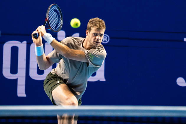 BASEL, SWITZERLAND - OCTOBER 25: Yannick Hanfmann of Germany plays a backhand against Rinky Hijikata of Australia during the Swiss Indoors Basel Day 2 at St. Jakobshalle on October 25, 2026 in Basel, Switzerland. Copyright: xJustPictures.ch PascalxvonxBürenx jp-en-EuSpIm-Pavo_Fotografie-731873