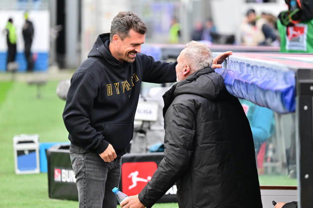 25.10.2026, Fußball, Herren, 2.BL (Bundesliga), Saison 2026 2027, Holstein Kiel - SG Dynamo Dresden, 9. Spieltag, KSV, SGD, Holstein-Stadion Trainer Tim Walter (Kiel) mit Gegner-Coach Thomas Stamm Kiel, Holstein-Stadion Holstein-Stadion Schleswig-Holstein Deutschland