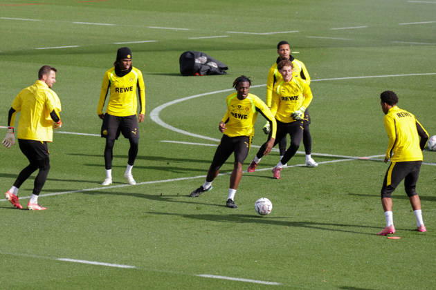 25.10.2026, xgrfx, Fussball 1. Bundesliga, Borussia Dortmund - Training v.l. Patrick Drewes, Carney Chukwuemeka, Joane Gadou (Borussia Dortmund) Dortmund