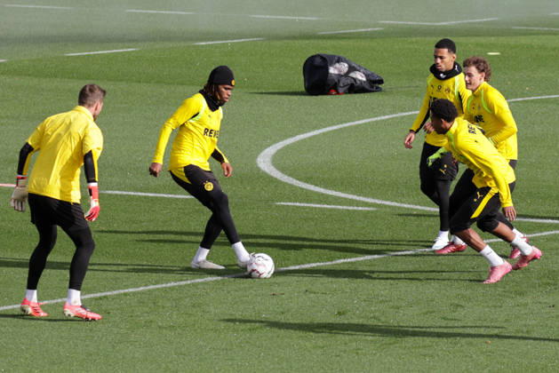 25.10.2026, xgrfx, Fussball 1. Bundesliga, Borussia Dortmund - Training v.l. Carney Chukwuemeka (Borussia Dortmund) Dortmund