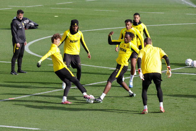 25.10.2026, xgrfx, Fussball 1. Bundesliga, Borussia Dortmund - Training v.l. Silas Ostrzinski, Carney Chukwuemeka, Joane Gadou (Borussia Dortmund) Dortmund