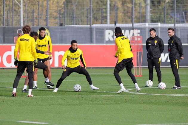 25.10.2026, xgrfx, Fussball 1. Bundesliga, Borussia Dortmund - Training v.l. Jobe Bellingham, Ethan Nwaneri, Caney Chukwuemeka (Borussia Dortmund) Dortmund