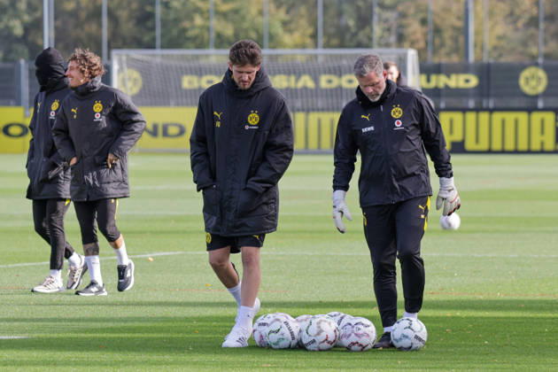 25.10.2026, xgrfx, Fussball 1. Bundesliga, Borussia Dortmund - Training v.l. Gregor Kobel (Borussia Dortmund) Dortmund