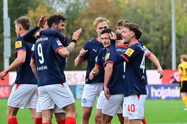 25.10.2026, Fußball, Herren, 2.BL (Bundesliga), Saison 2026 2027, Holstein Kiel - SG Dynamo Dresden, 9. Spieltag, KSV, SGD, Holstein-Stadion Giorgi Kvilitaia bringt Holstein Kiel in Führung und jubelt mit seinen Teamkollegen Kiel, Holstein-Stadion Holstein-Stadion Schleswig-Holstein Deutschland