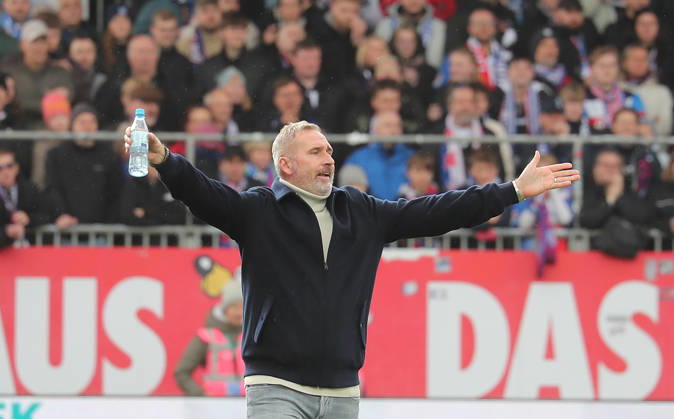 Jubel 1-0 Trainer Tim Walter (Holstein Kiel) Fussball, Herren, Saison 2026 2027, 2.BL, Holstein Stadion, Holstein Kiel gegen Dynamo Dresden DFL REGULATIONS PROHIBIT ANY USE OF PHOTOGRAPHS AS IMAGE SEQUENCES AND OR QUASI-VIDEO.