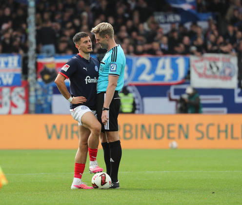 Adrian Kapralik (Holstein Kiel), Schiedsrichter Timo Gerach Fussball, Herren, Saison 2026 2027, 2.BL, Holstein Stadion, Holstein Kiel gegen Dynamo Dresden DFL REGULATIONS PROHIBIT ANY USE OF PHOTOGRAPHS AS IMAGE SEQUENCES AND OR QUASI-VIDEO.